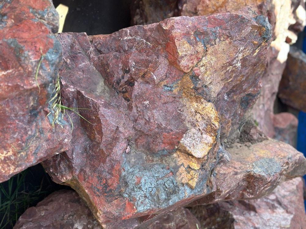 Камни для ландшафтного дизайна красно-фиолетовые 10-60 килограмм купить в Мурманске