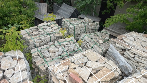 Гранитный плитняк галтованный для мощения купить в Мурманске