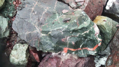 Гигантские зелёные валуны для ландшафтного дизайна весом более 5 тонн купить в Мурманске