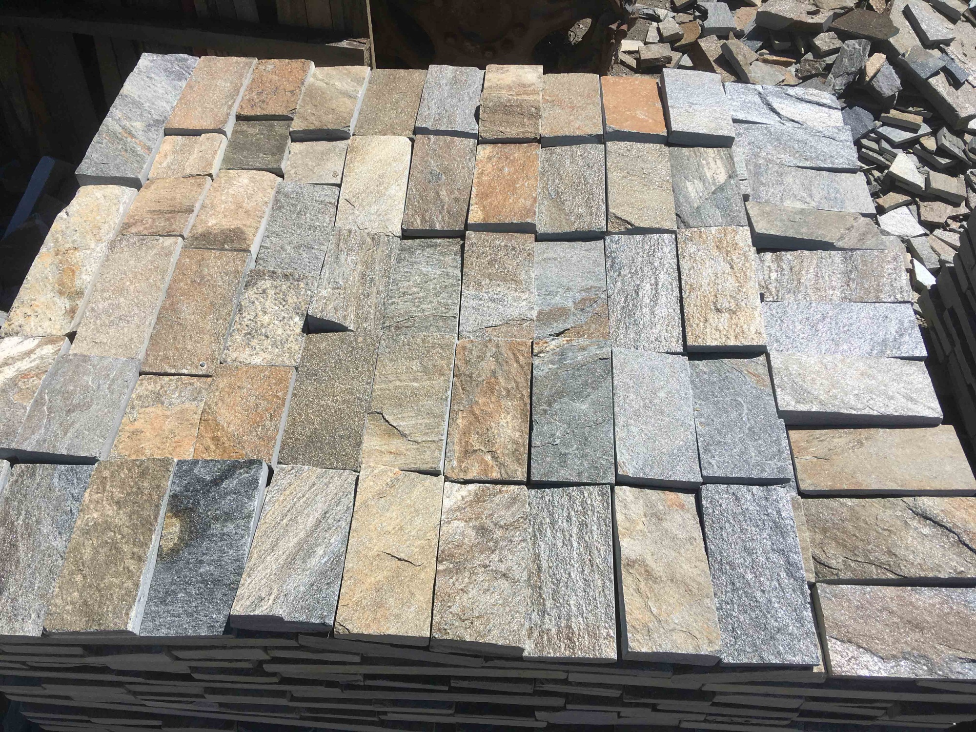 Плитка пилёная златолит Уральский для цоколя, отмостки купить в Мурманске