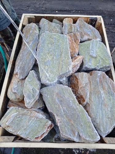 Златолит жёлтый, жёлто-зелёный глыбки и валуны для ланшафтного дизайна купить в Мурманске