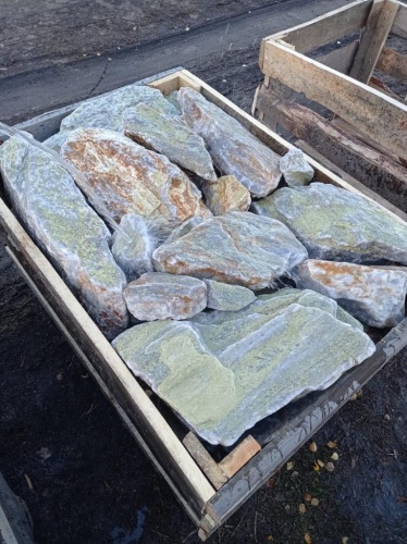 Златолит жёлтый, жёлто-зелёный глыбки и валуны для ланшафтного дизайна купить в Мурманске