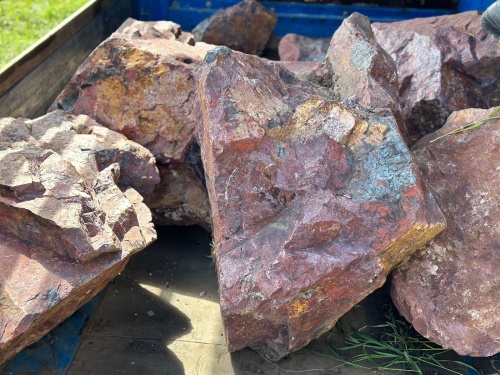 Ландшафтные глыбы красно-фиолетовые 200-1000 килограмм купить в Мурманске