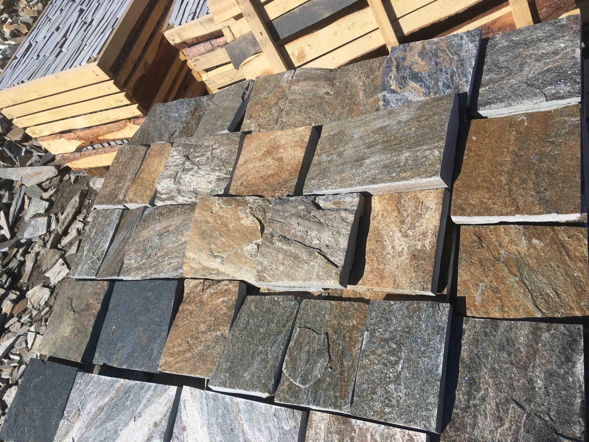 Плитка пилёная златолит Уральский для цоколя, отмостки купить в Мурманске