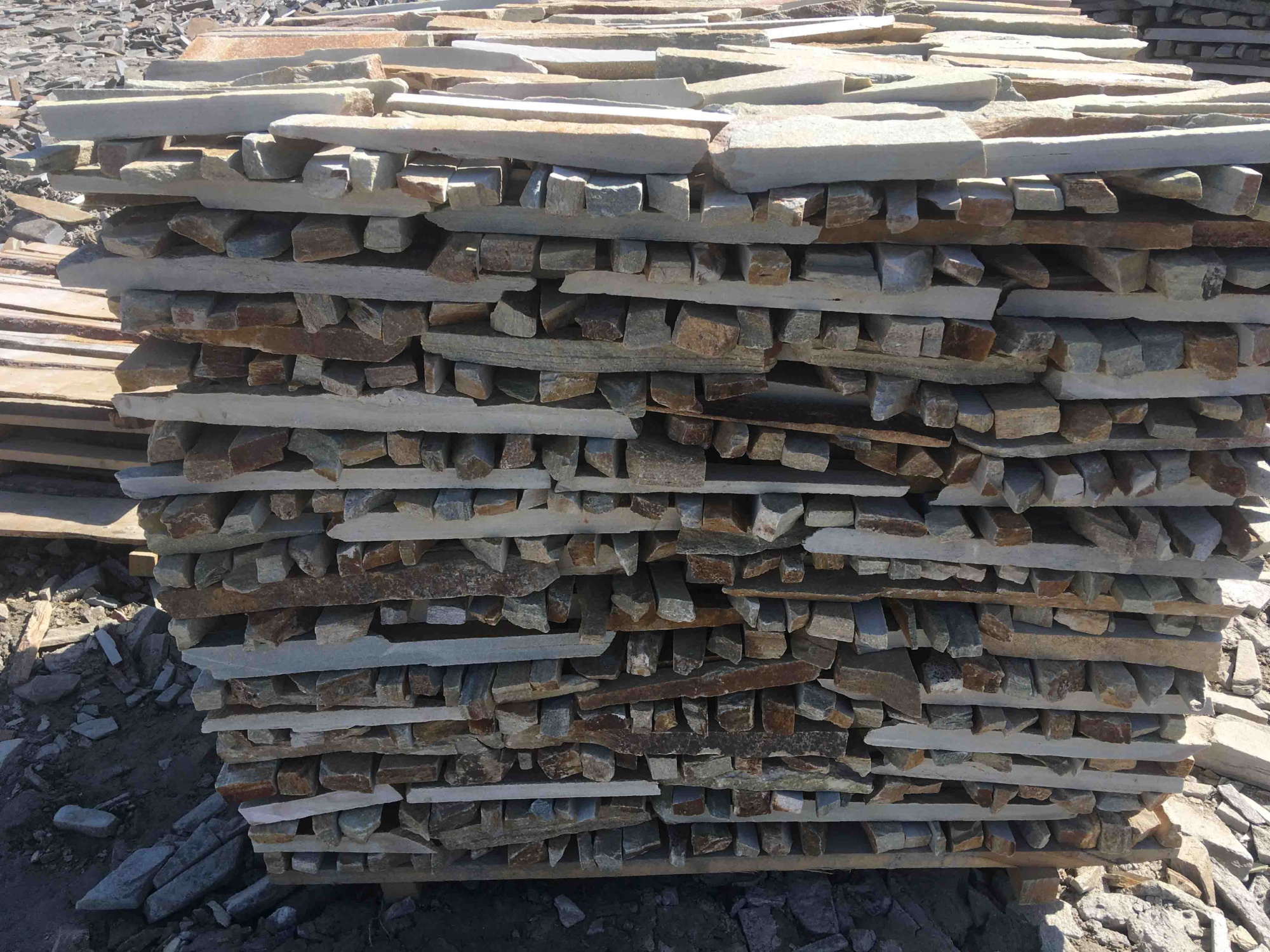 Горбушка златолит золотистый для облицовки купить в Мурманске