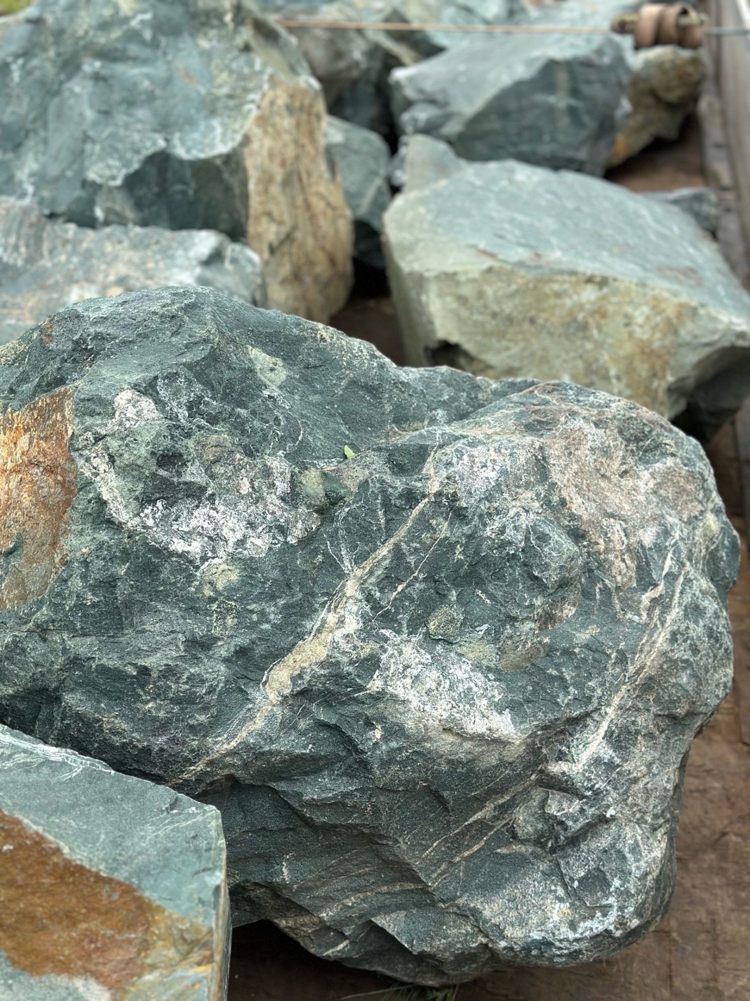 Камни для ландшафтного дизайна зелёные 10-60 килограмм купить в Мурманске