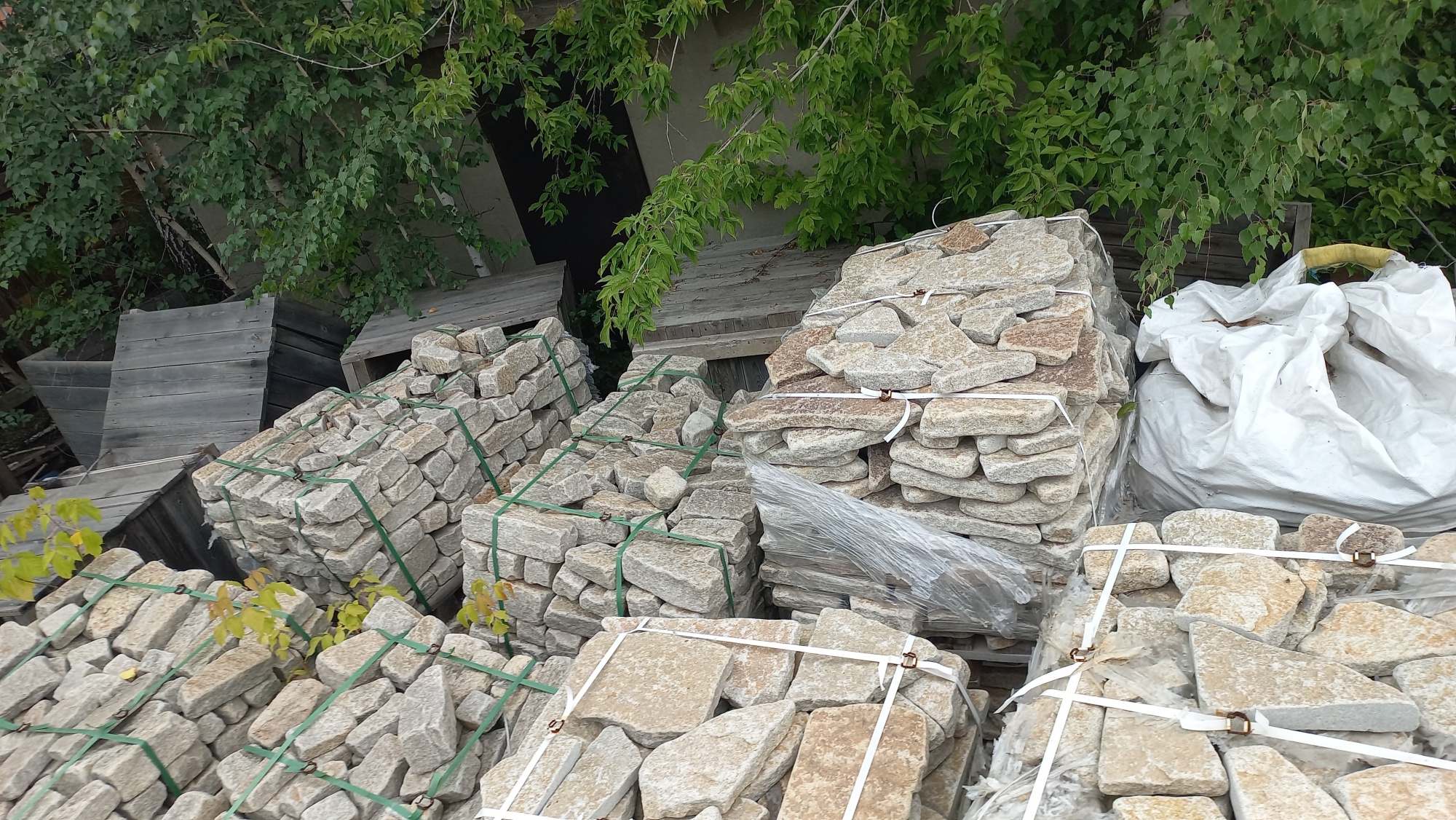 Плитняк гранитный галтованный купить в Мурманске