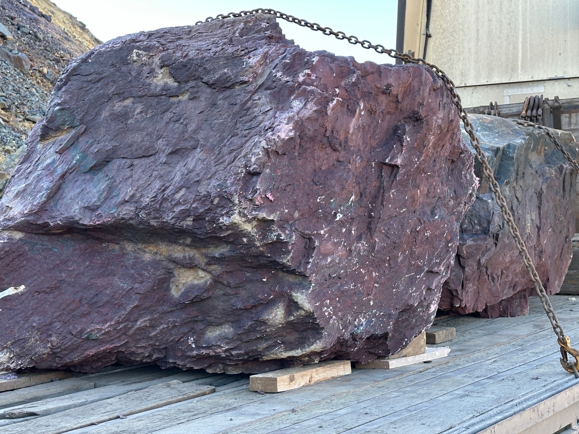 Огромные красно-фиолетовые валуны для ландшафтного дизайна весом более 5 тонн купить в Мурманске