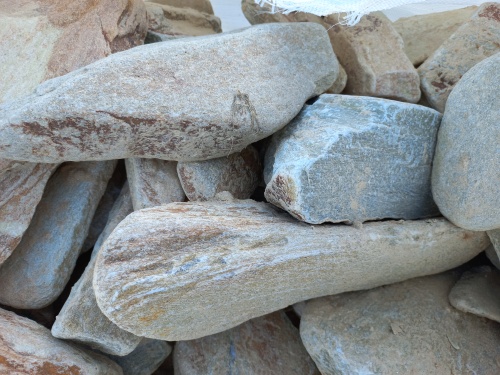 Златолит жёлтый, жёлто-зелёный глыбки и валуны для ланшафтного дизайна купить в Мурманске