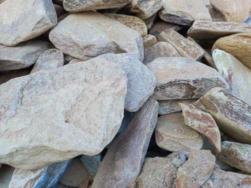 Златолит жёлтый, жёлто-зелёный глыбки и валуны для ланшафтного дизайна купить в Мурманске