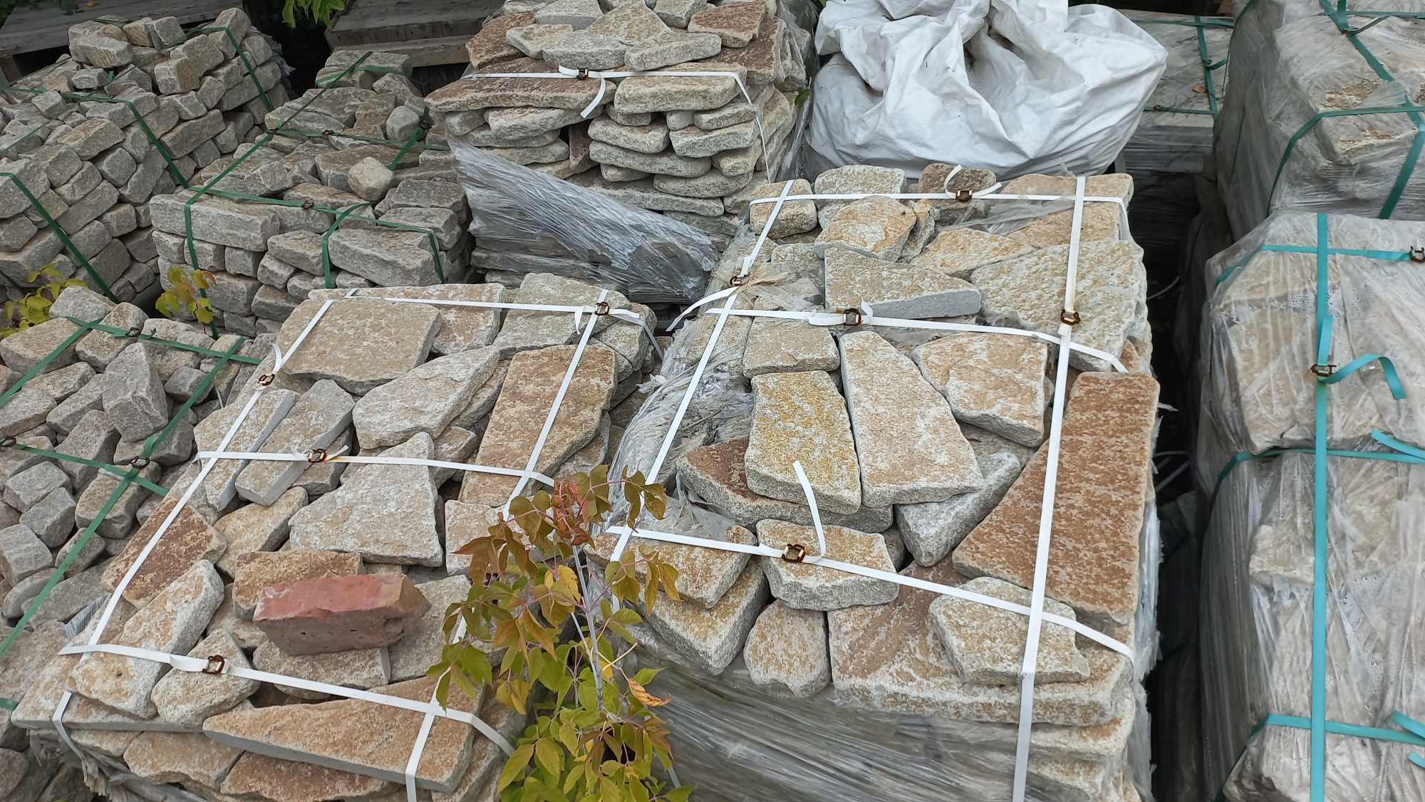 Плитняк гранитный галтованный купить в Мурманске