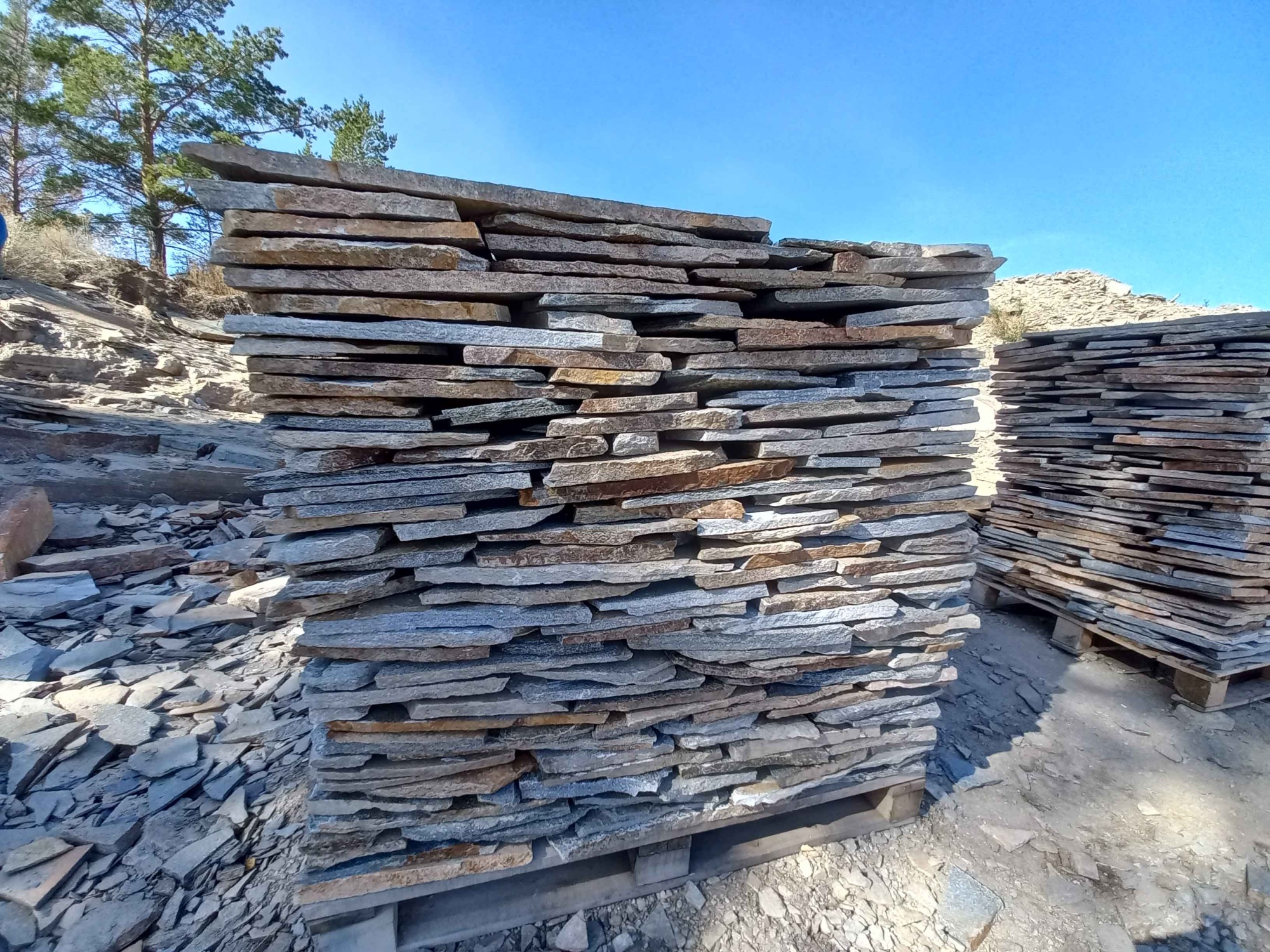 Плитняк златолит серебристый для фасада купить в Мурманске