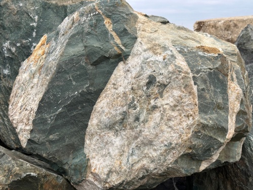 Гигантские зелёные валуны для ландшафтного дизайна весом более 5 тонн купить в Мурманске