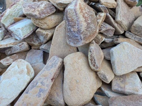 Златолит жёлтый, жёлто-зелёный глыбки и валуны для ланшафтного дизайна купить в Мурманске