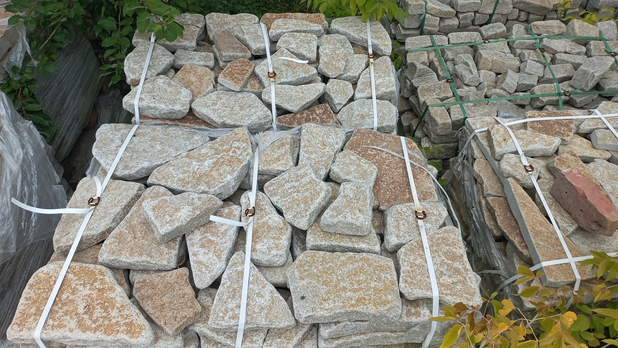 Гранитный плитняк галтованный для мощения купить в Мурманске