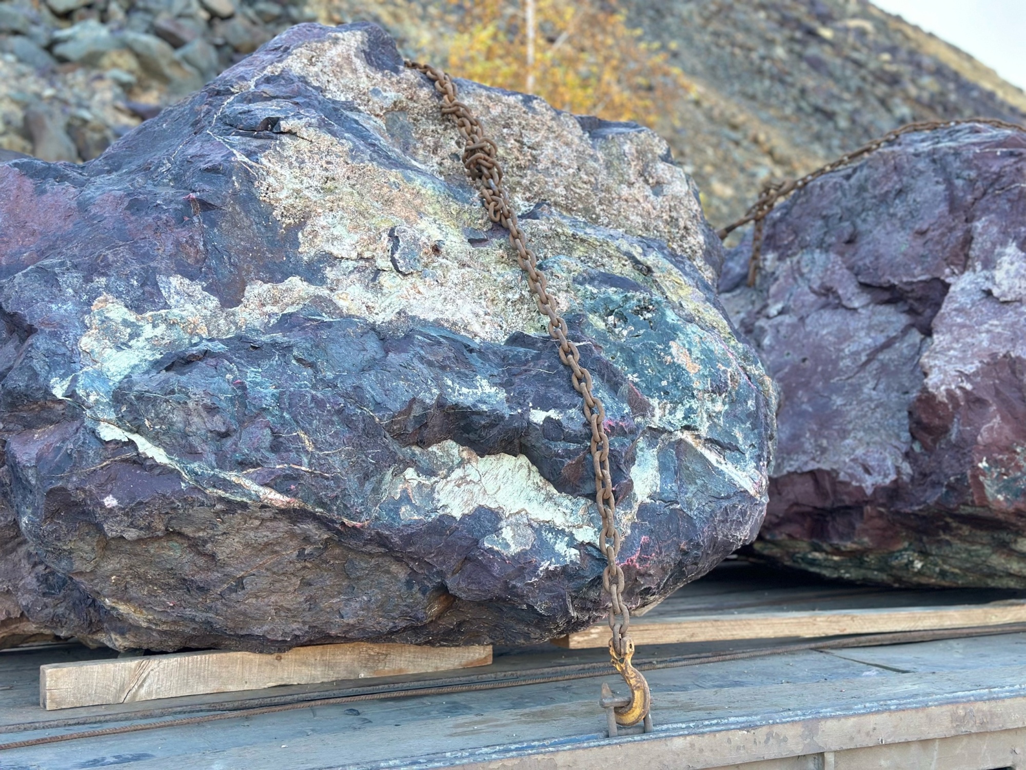 Огромные красно-фиолетовые валуны для ландшафтного дизайна весом более 5 тонн купить в Мурманске