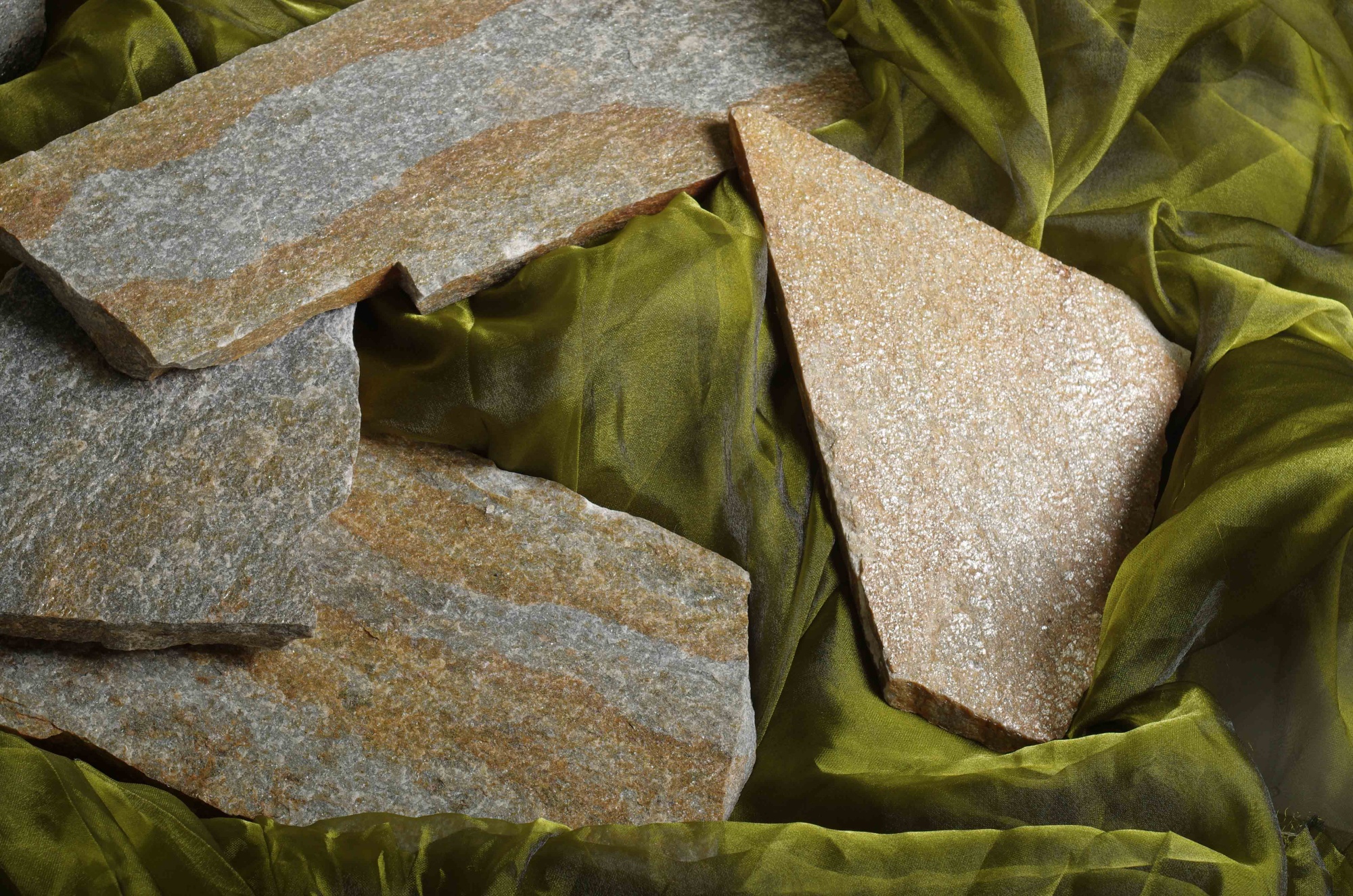 Плитняк златолит Уральский для цоколя, отмостки купить в Мурманске