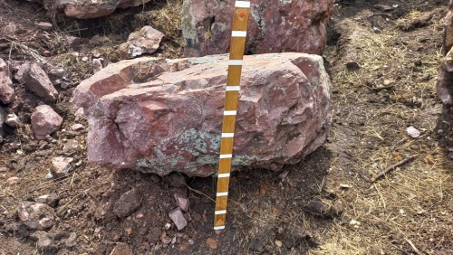 Яшма красная валуны и глыбы для ландшафтного дизайна